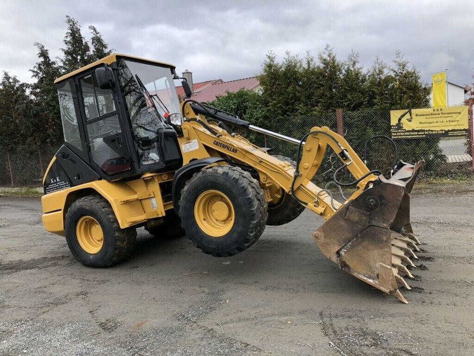 Radlader Mieten CAT 906 Klappschaufel Palletengabel Lader K&K in Mücke