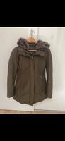 Woolrich Daunenmantel Parka Gr S grün wie neu abnehmbares Fell Berlin - Charlottenburg Vorschau