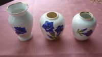 Drei kleine Vasen - weiß mit Enzialn  und Goldrand Nordrhein-Westfalen - Detmold Vorschau