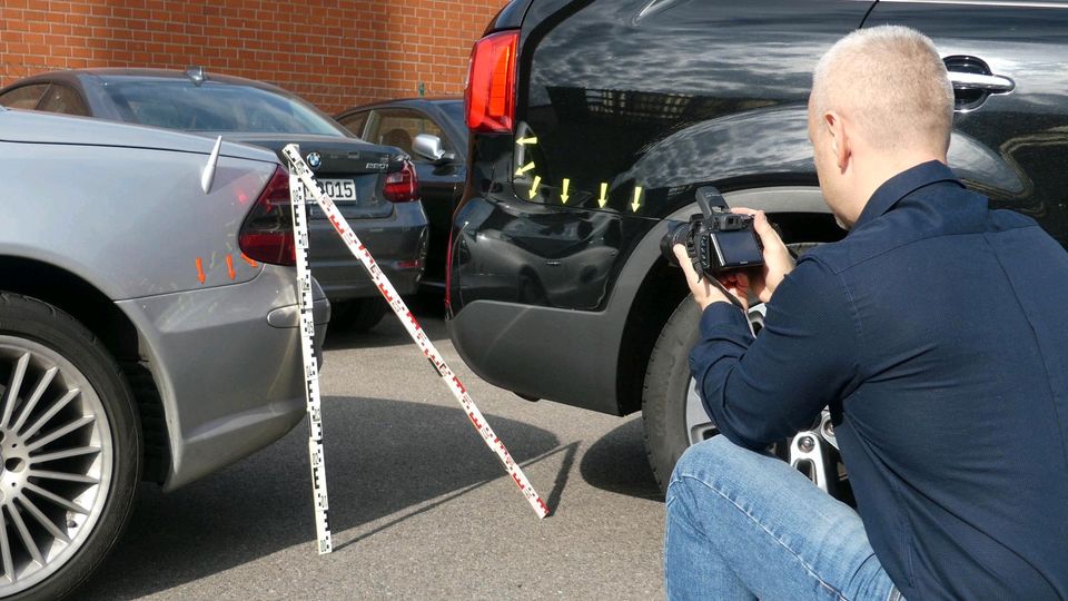 Gutachten,  Unfallschaden, Kfz Sachverständigenbüro in Dormagen