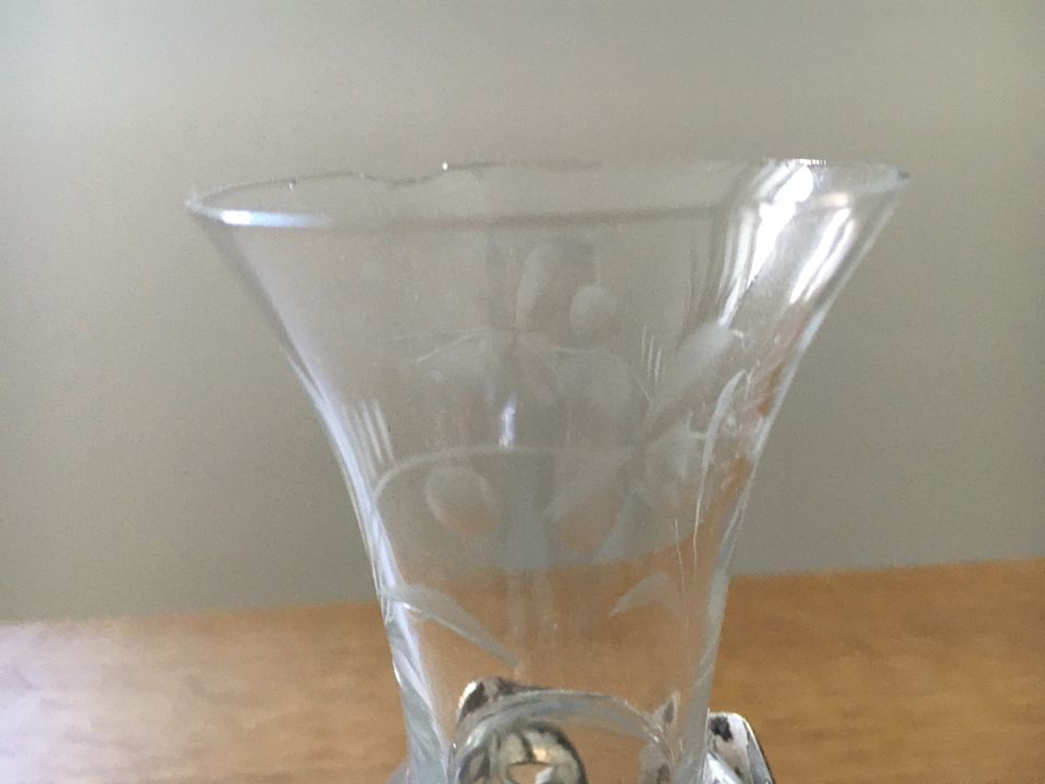 Antike Mini Vase aus Glas mit versilbertem Fuß in Centrum