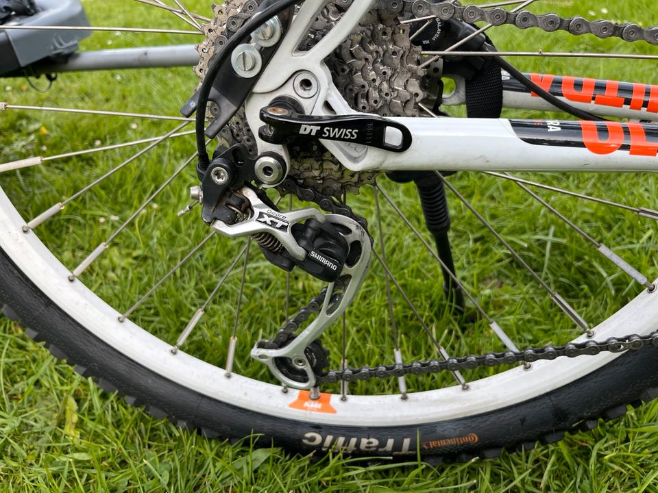 Fahrrad mit Kinderanhänger in Callenberg b Hohenstein-Ernstthal