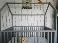 Süßes Babyhausbett komplett mit Matratze in grau Sachsen-Anhalt - Naumburg (Saale) Vorschau