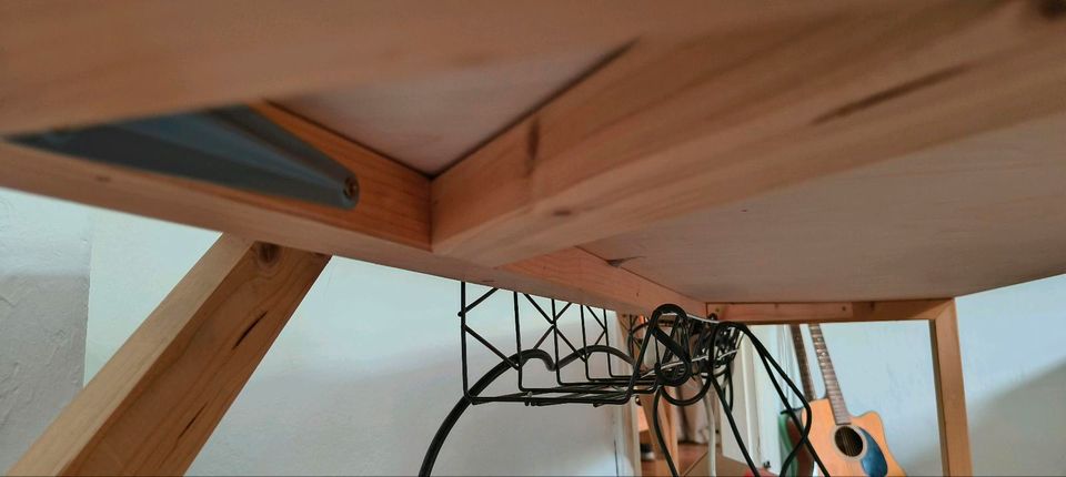 Schreibtisch aus Multiplex Holz mit Kabelmanagement System in Hamburg