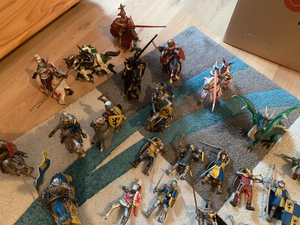 Riesige Schleich Ritterburg mit etlichen Rittern und mehr in Krefeld
