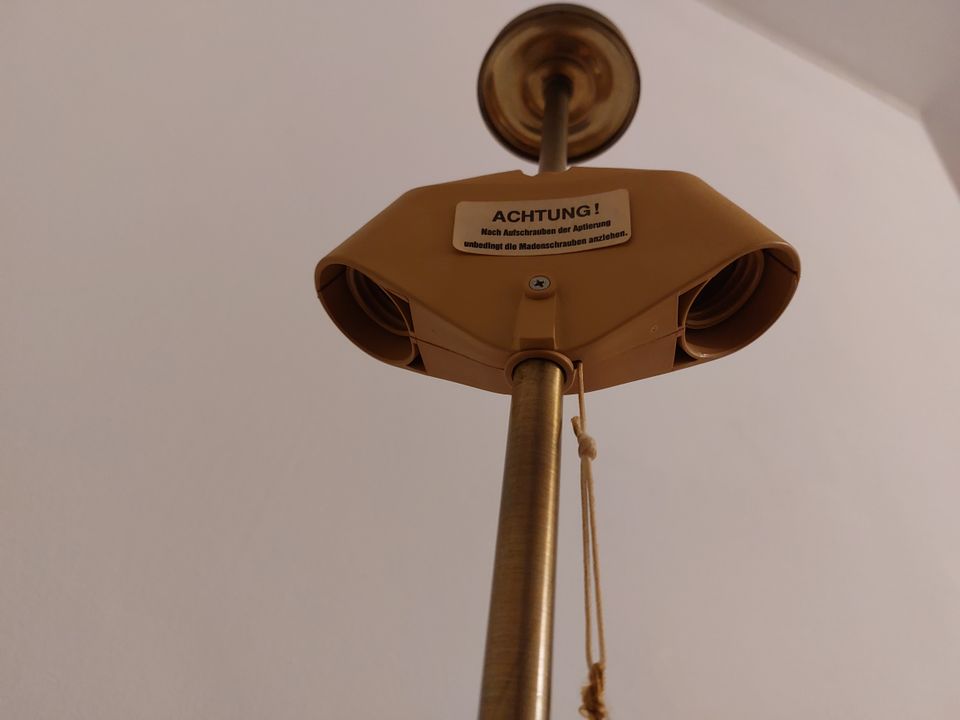 Alte Stehlampe aus Holz, zweiflutig. 1,63m hoch in Rhauderfehn