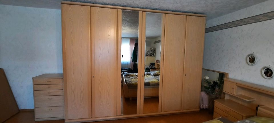 Schlafzimmer / Bett / Spiegel/ Schrank in Freiensteinau