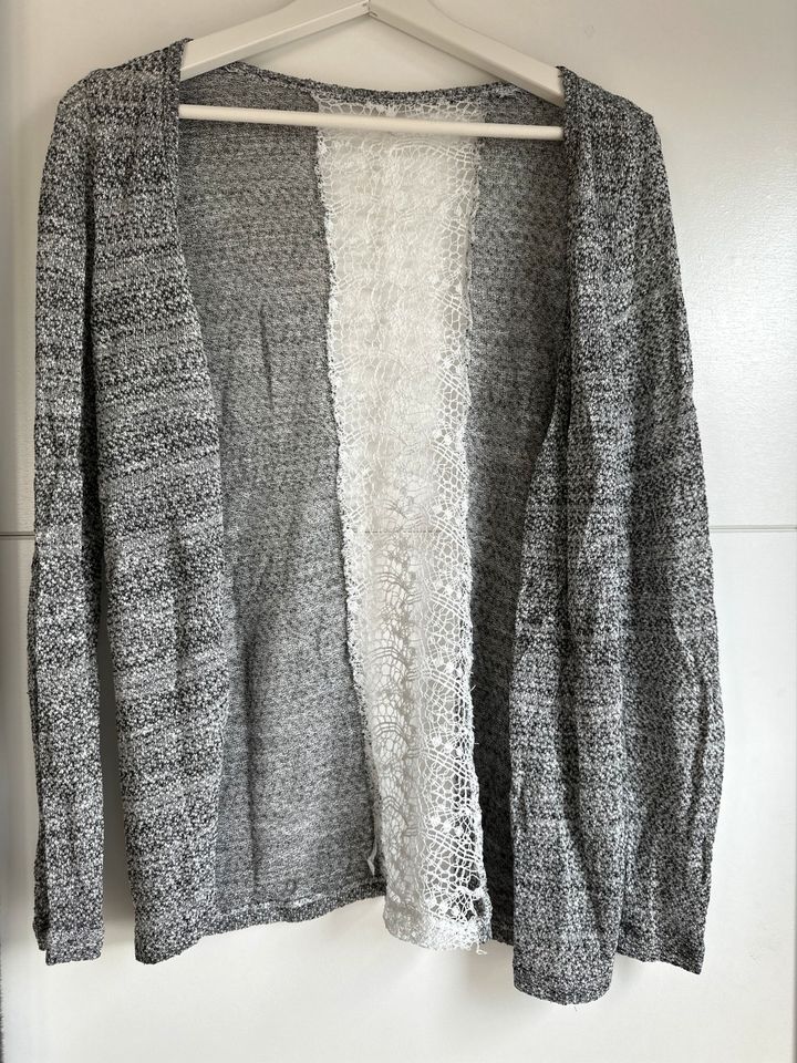 Cardigan hellgrau mit Strick in Blomberg