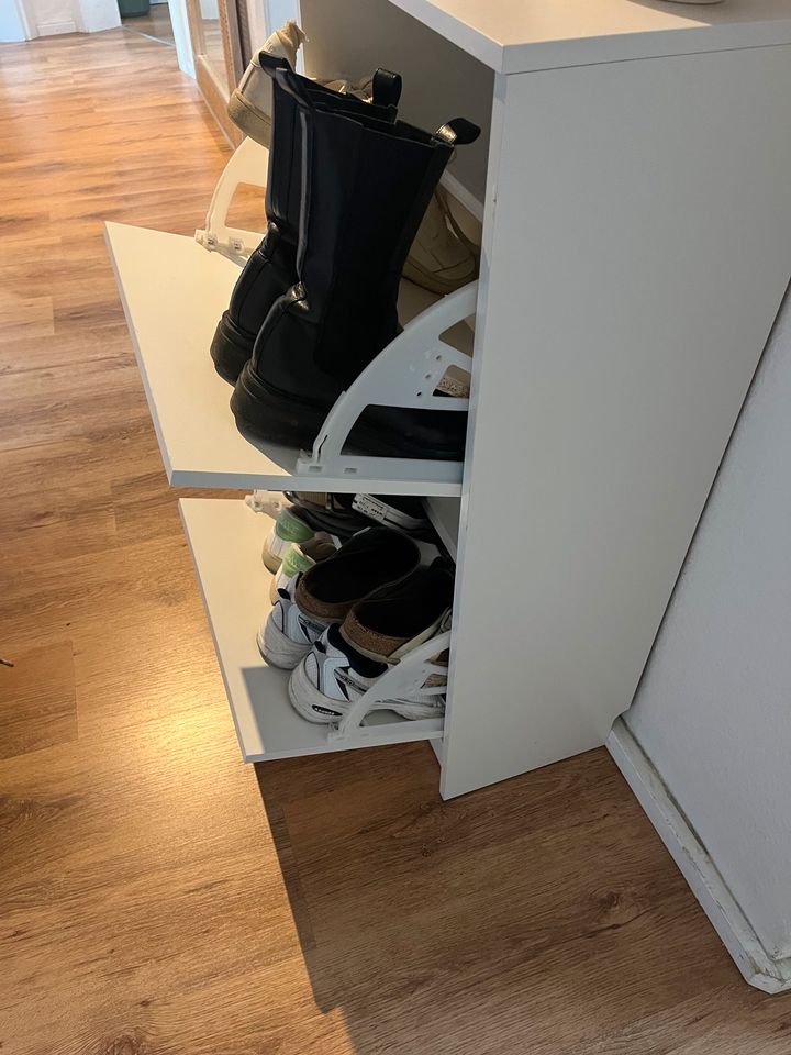 Weißer Schuhschrank von Ikea in Essen