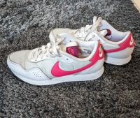 Sportliche Schuhe Nike Größe 35,5 Nordrhein-Westfalen - Uedem Vorschau