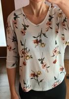 Hailys Shirt Blumenprint auf weiß Strick Gr. M Niedersachsen - Ritterhude Vorschau