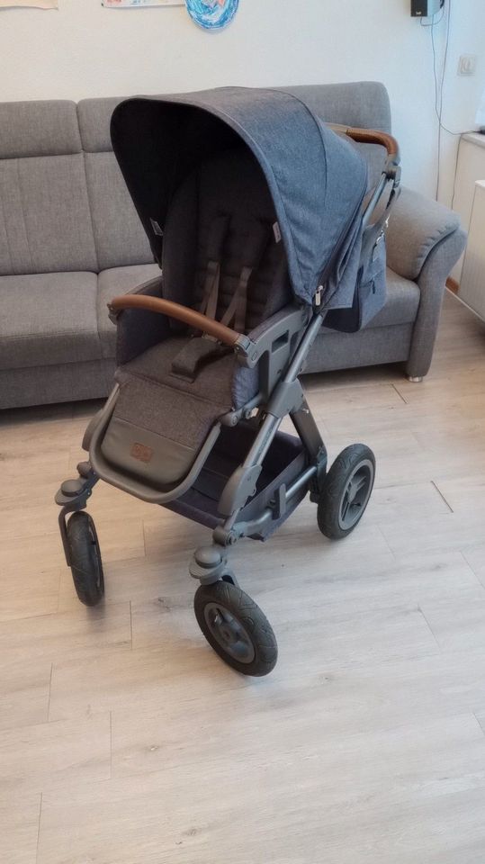 Kinderwagen + Babyschale + Autohalterung in Kirchhundem