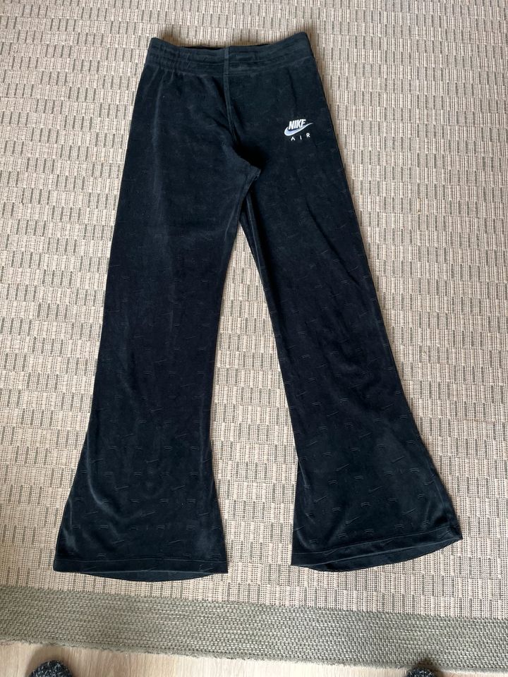 Nike Damenhose in M in Wedel