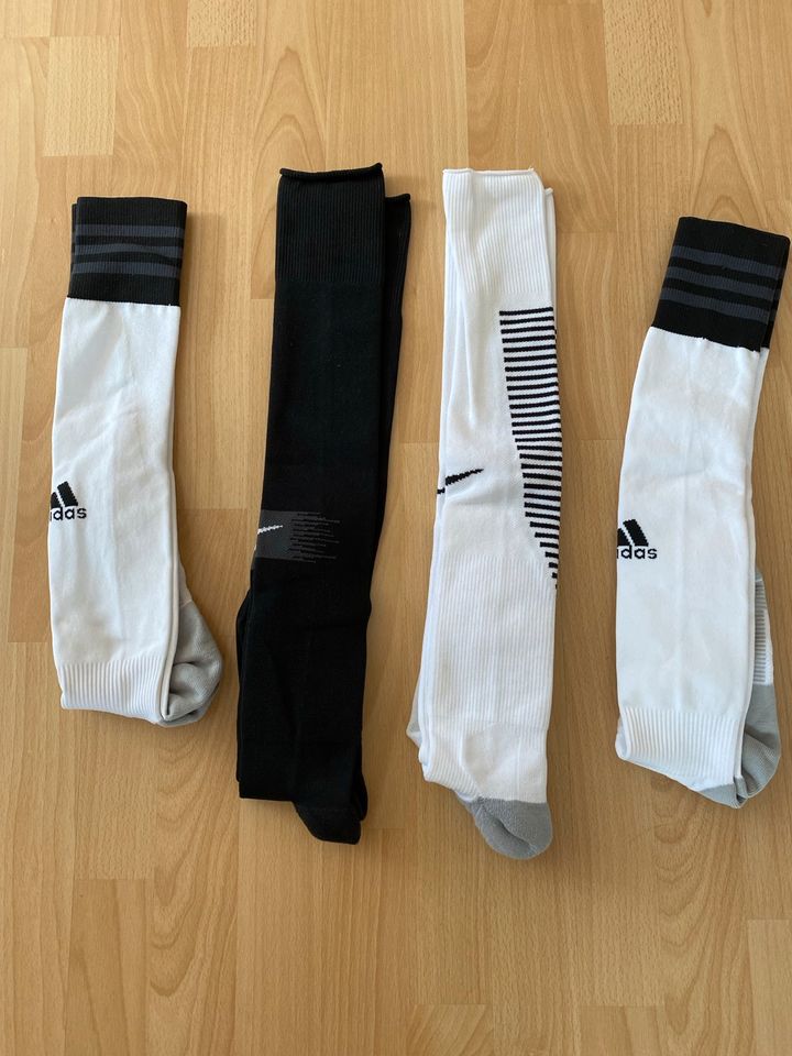 Adidas und Nike Fussballstutzen Gr. 42-45 neu in Bad Schönborn