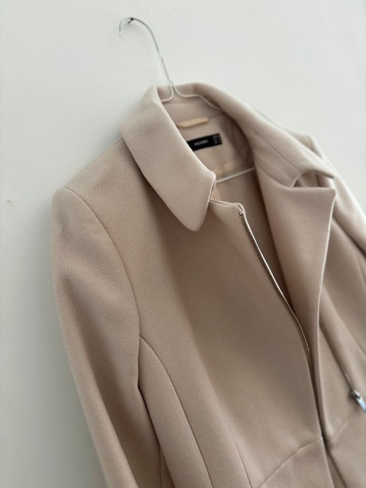 Hallhuber Kurzmantel 38 Beige Creme Wolle Vollant Schößchen in Gronau (Westfalen)