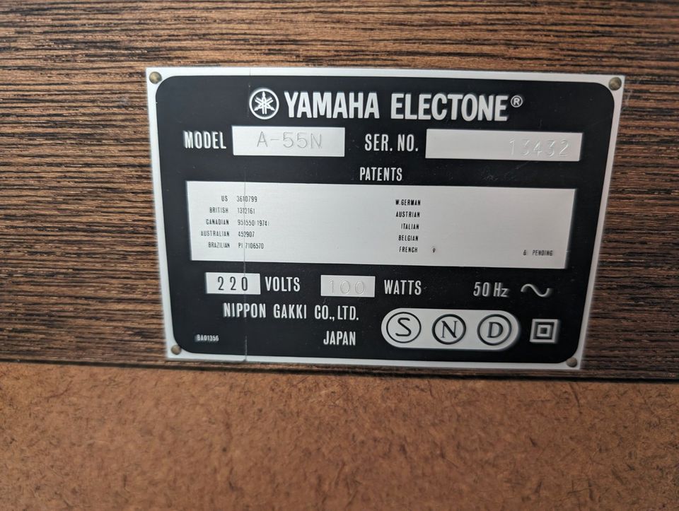 Alte Elektroorgel (Yamaha Electone A55N), teilweise defekt in Keltern