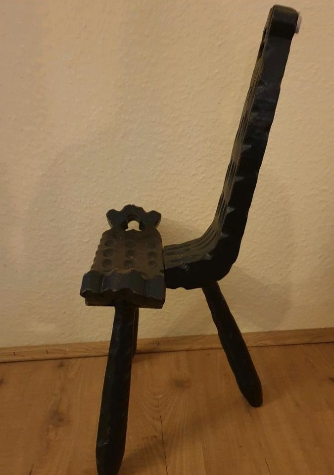 Spanischer Brutalist Stuhl Antik Vintage dreibeinig in Krefeld