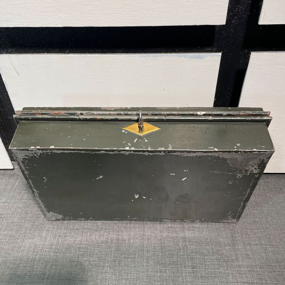 Sehr alte Geldkassette Aufbewahrungsbox mit Messing und Schlüssel in Mainz