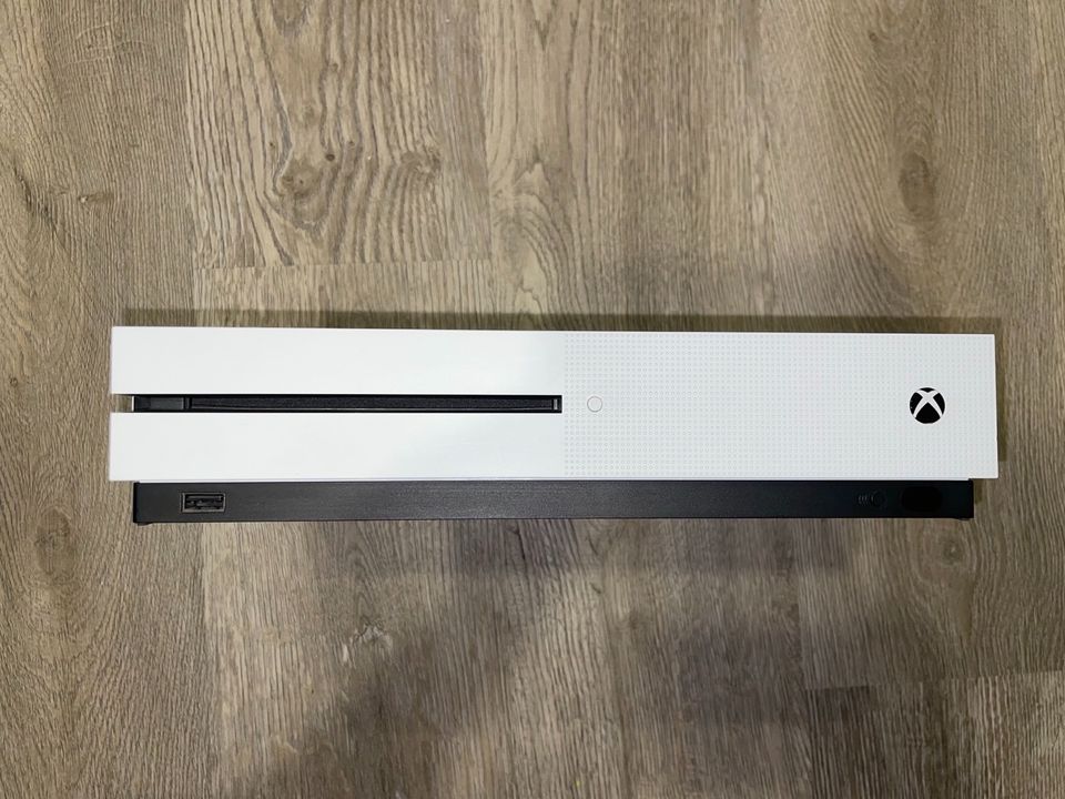Xbox one S 500 GB + 6 Spiele + Zubehör in Wassenberg