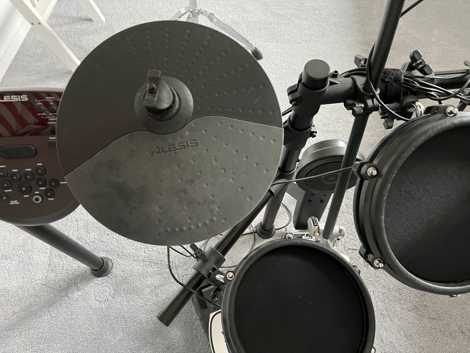 Elektronisches Schlagzeug Alesis in Detmold
