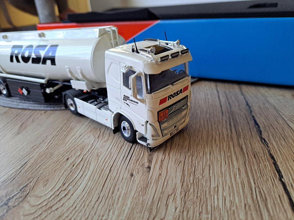 1:50 TEKNO 82835 VOLVO FH05 ROSA - TOTAL in Hamburg