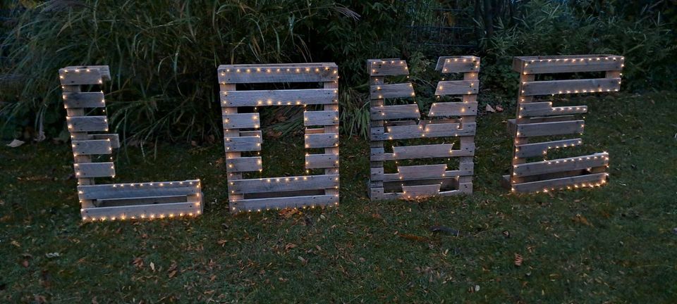 Braune LOVE Buchstaben aus kleinen Europaletten, Hochzeit, Deko in Aachen