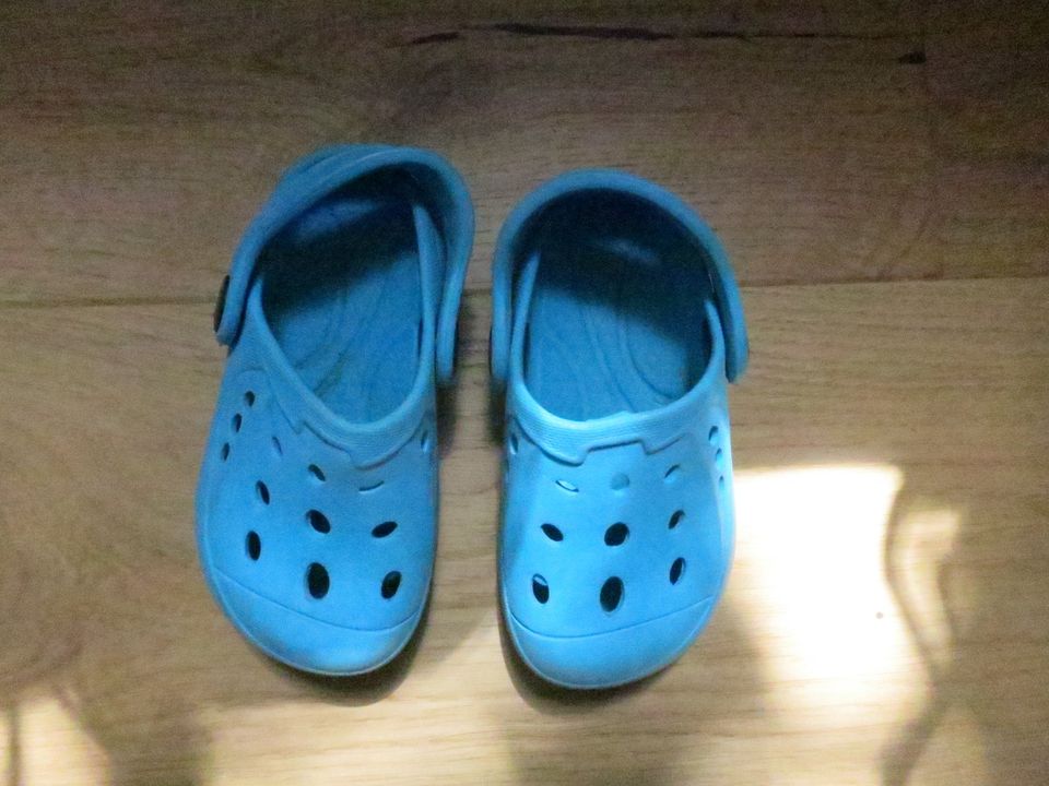 Tolle hellblaue Crocs in Größe 22 in Köln