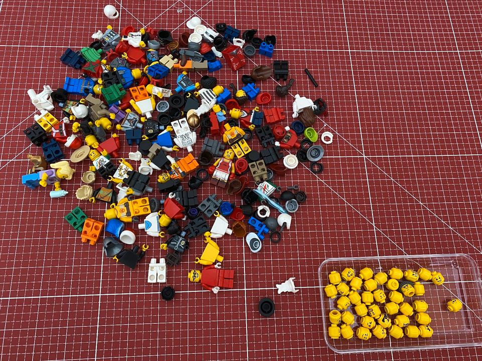 Lego Figuren gemischt Zubehör bunte Mischung Kinder Sammelfiguren in Köthen (Anhalt)