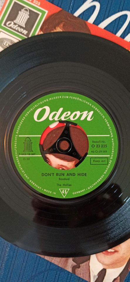 The Hollies - Bus Stop / Don't run and hide Vinyl Single in Friesoythe