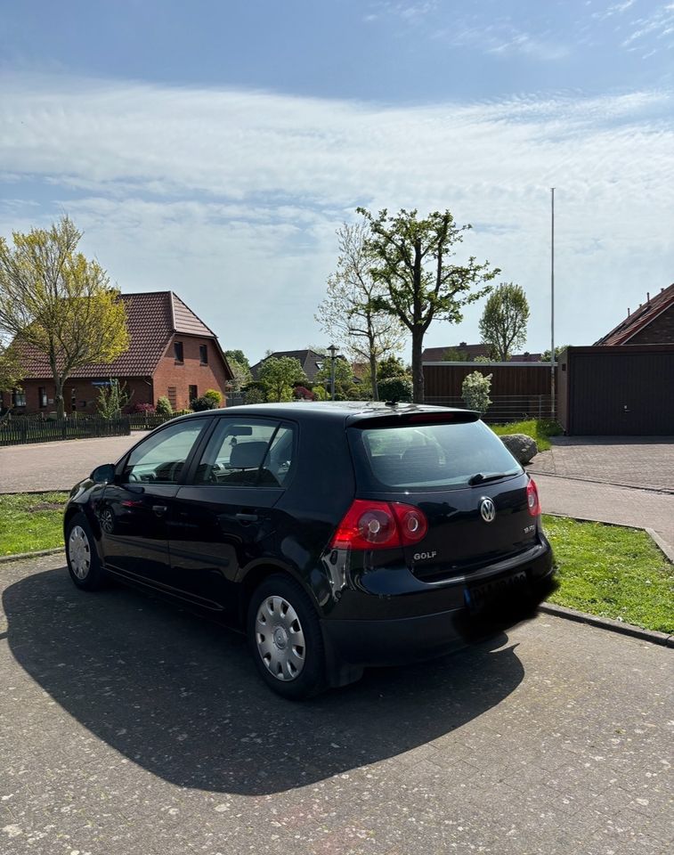 VW Golf 5 FSI 1.6 schwarz in Wilster