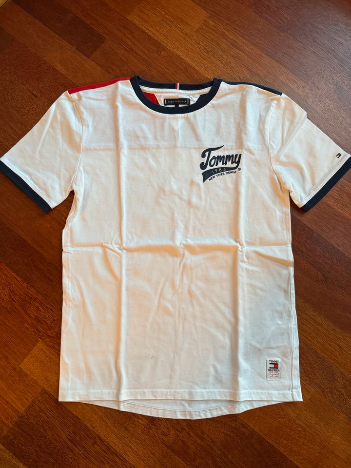 Tommy Hilfiger T-Shirt Gr. 176 in Wendelstein