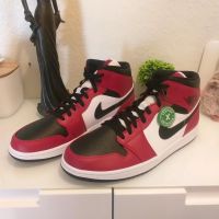 NEU! Nike Air Jordan 1 mid, schwarz/rot, Gr. 46 Köln - Rath-Heumar Vorschau