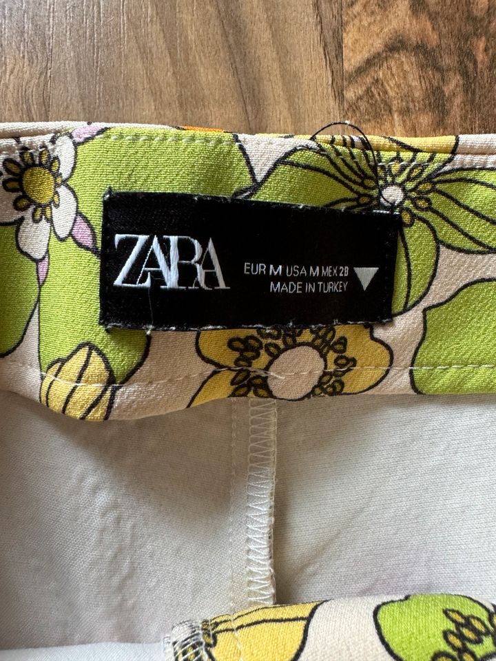 ZARA shorts Blumen bunt in Bornheim