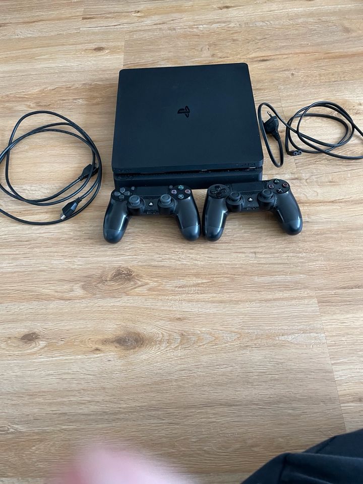 PlayStation 4 1TB mit 2 Controller in Hannover