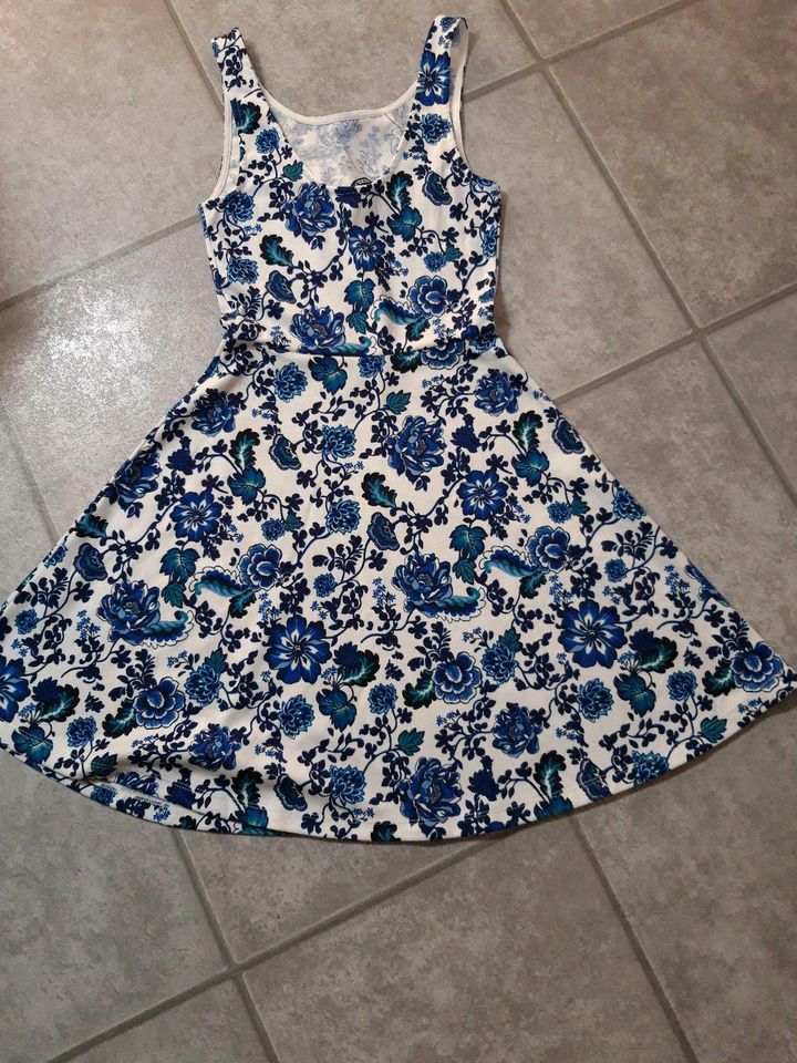 Schönes Sommerkleid  blau/weiß 32 H&M in Büttelborn