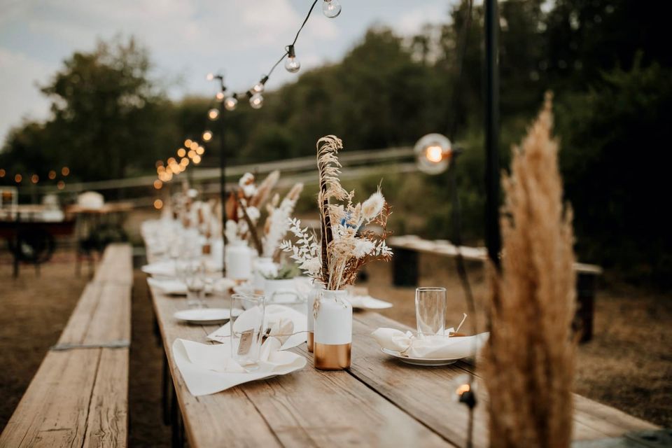 Outdoor Hochzeit Trauung Stühle Tische Vintage Boho mieten leihen in Sommerhausen Main