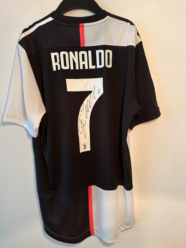Cristiano Ronaldo signiertes Juventus Turin Trikot in Bruchköbel