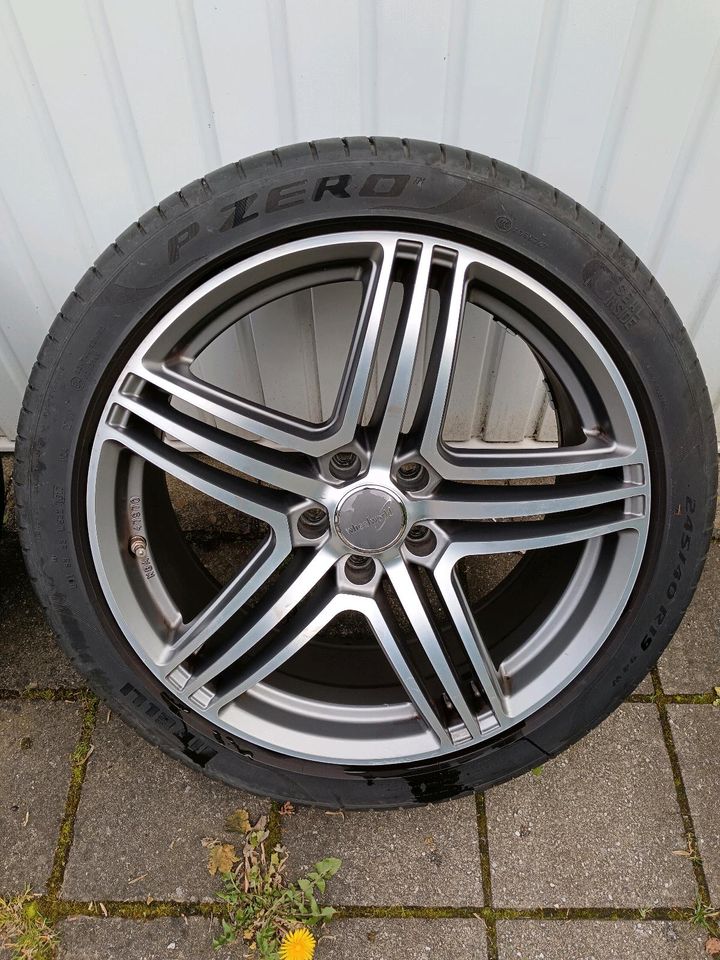 Pirelli 245/40 R19 94W mit Wheelworld Felgen, VW Tiguan, Audi in Bochum