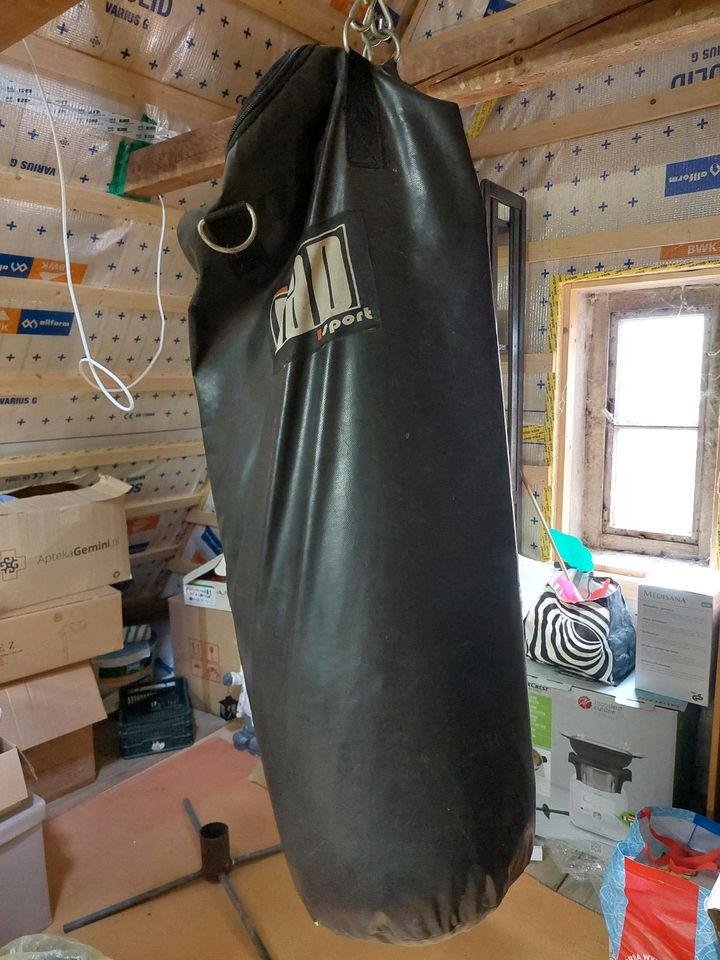 Boxsack mit Handschuhen in Sottrum