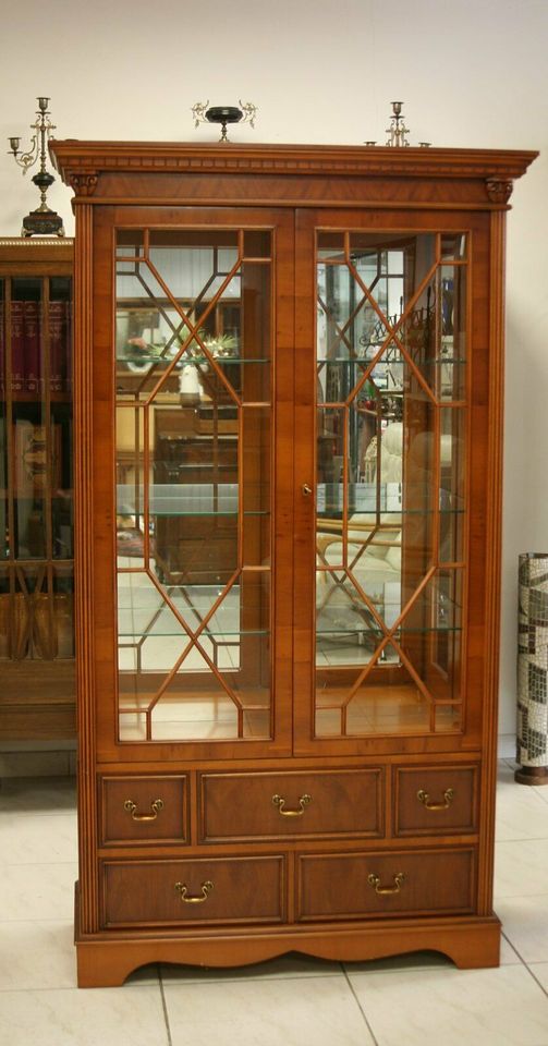 Englische Vitrine Bücherschrank Eibe Stil Antik Kommode Schrank in Asperg