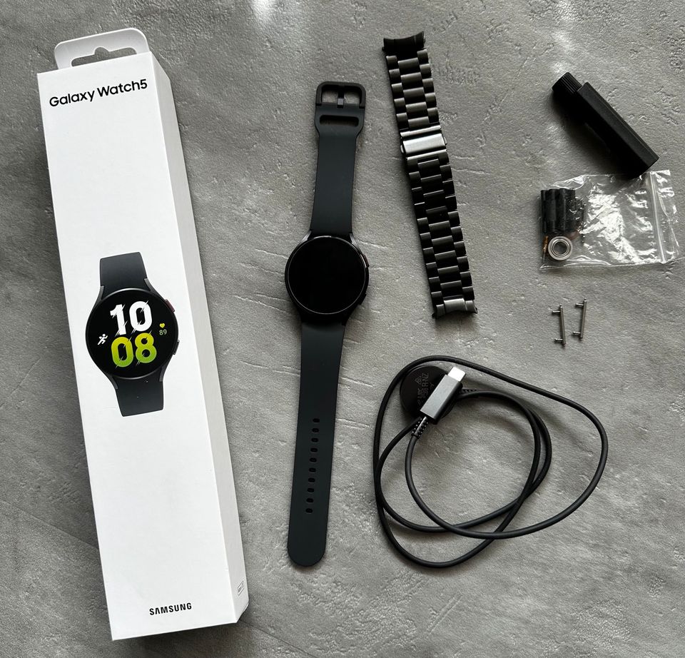 Samsung Galaxy Watch 5 + Zubehör in Freudenstadt
