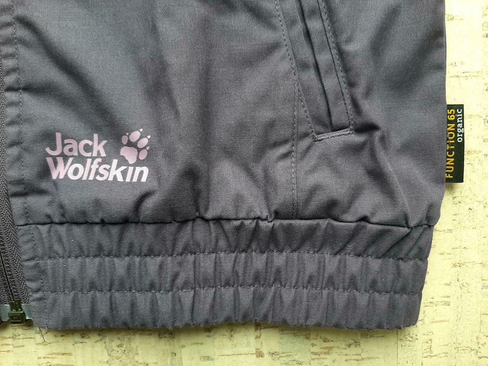 NEUWERTIG: Mädchen Jacke von Jack Wolfskin, Gr. 140, Lila in Aindling