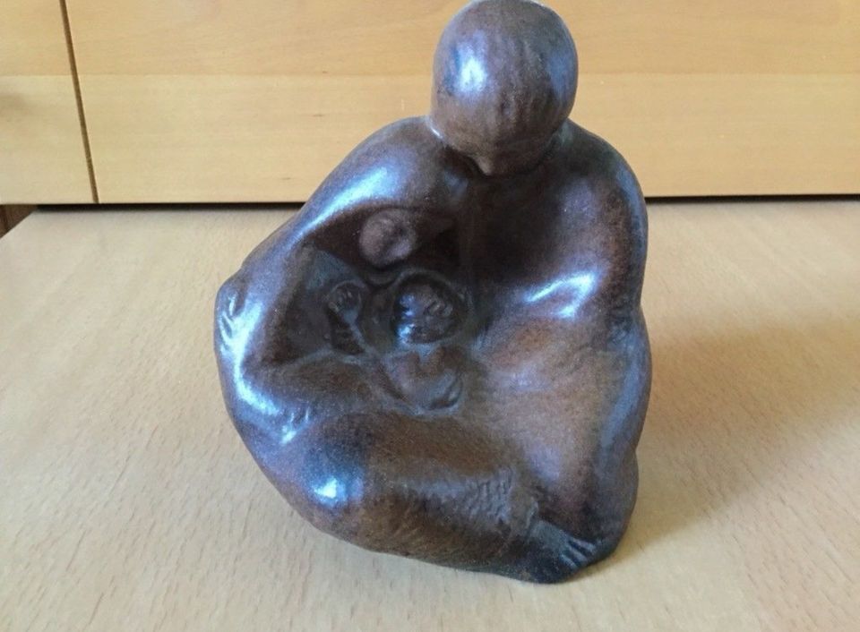 Heilige Familie Mutter Kind Vater Ton Skulptur in Berlin