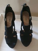 Miu Miu High Heels Sandaletten Gr  38 schwarz Wildleder Nordrhein-Westfalen - Hiddenhausen Vorschau