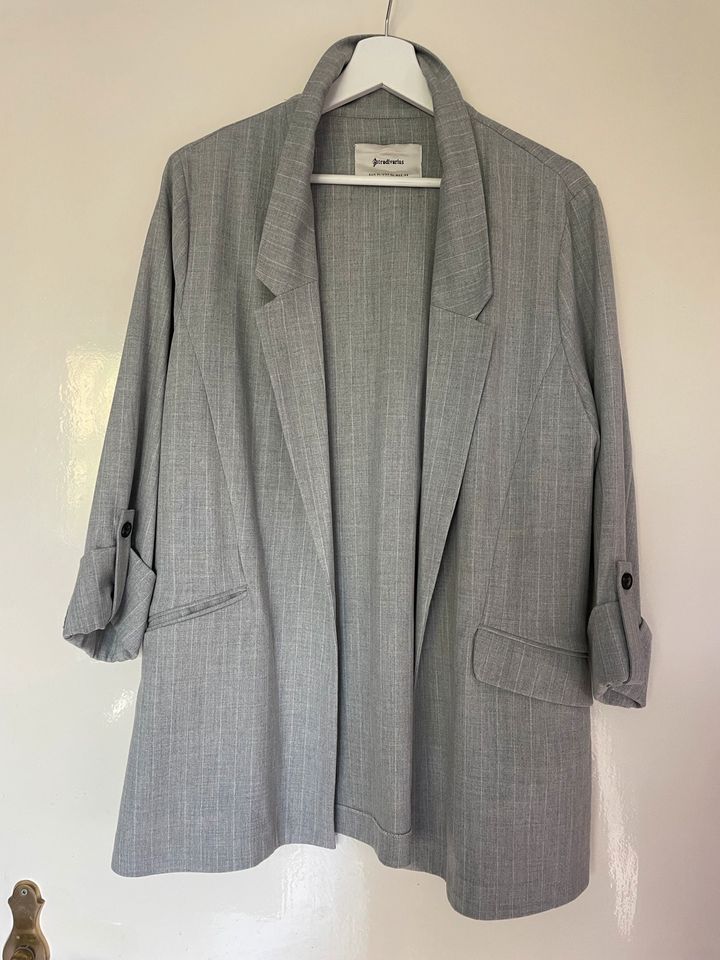 Hellgrauer Blazer von Stradivarius, Größe XL, Neu in Hamburg