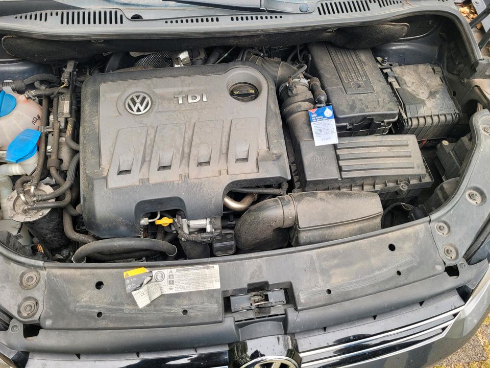VW Touran 2014  bluemotion ecup 2.0tdi in Gießen