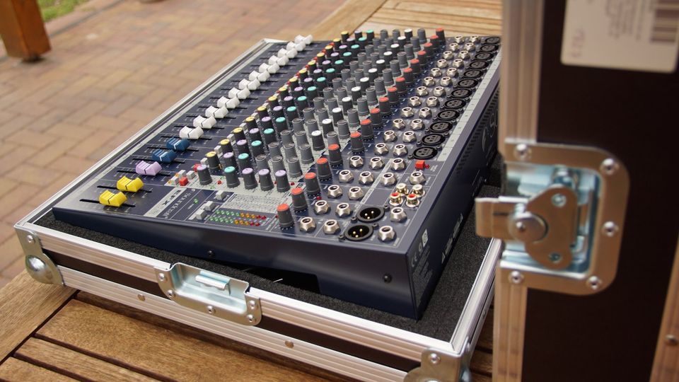 Soundcraft EFX 12 (12-Kanal Mischpult) Incl. THON-Flightcase in Marienwerder b. Bernau b. Berlin