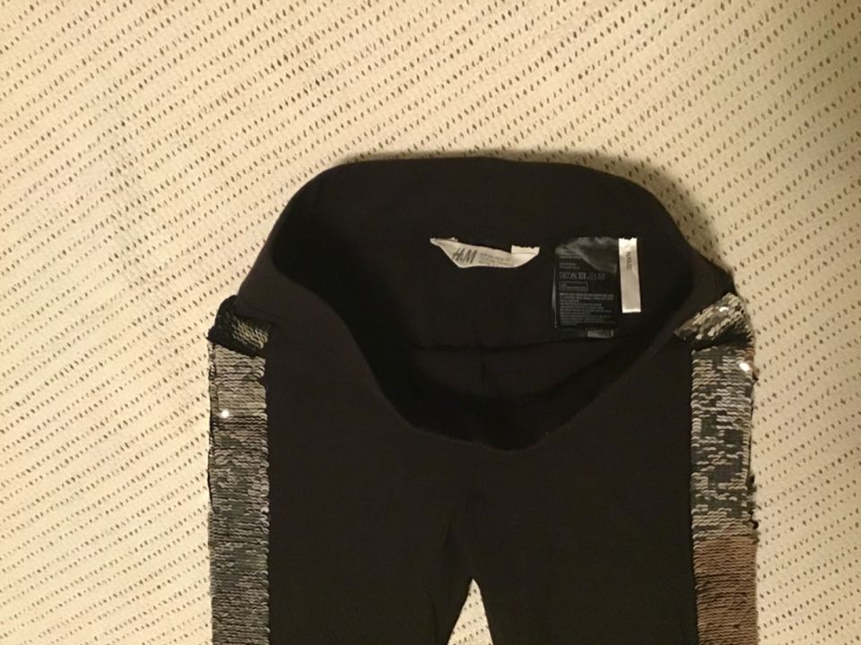 Schwarze Leggings von h&m mit Pallettenstreifen in 146 in Kraichtal