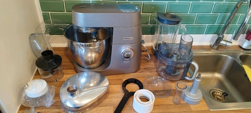 Küchenmaschine Kenwood Chef XL Titanium mit extra viel Zubehör in Weener