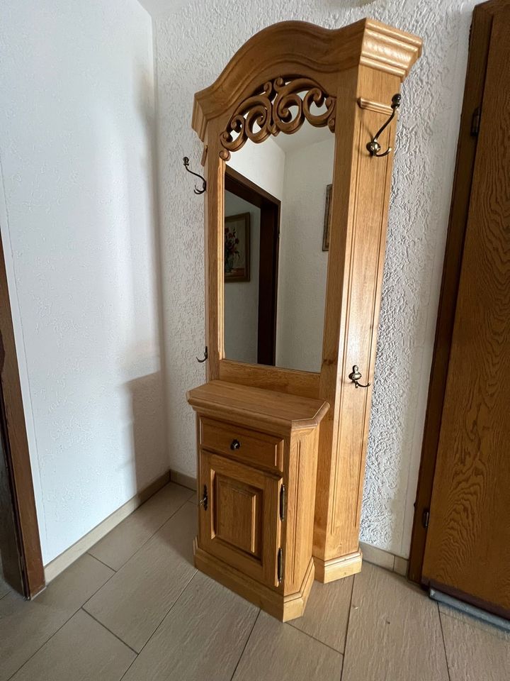 Garderobe mit großem Spiegel in Neuwied